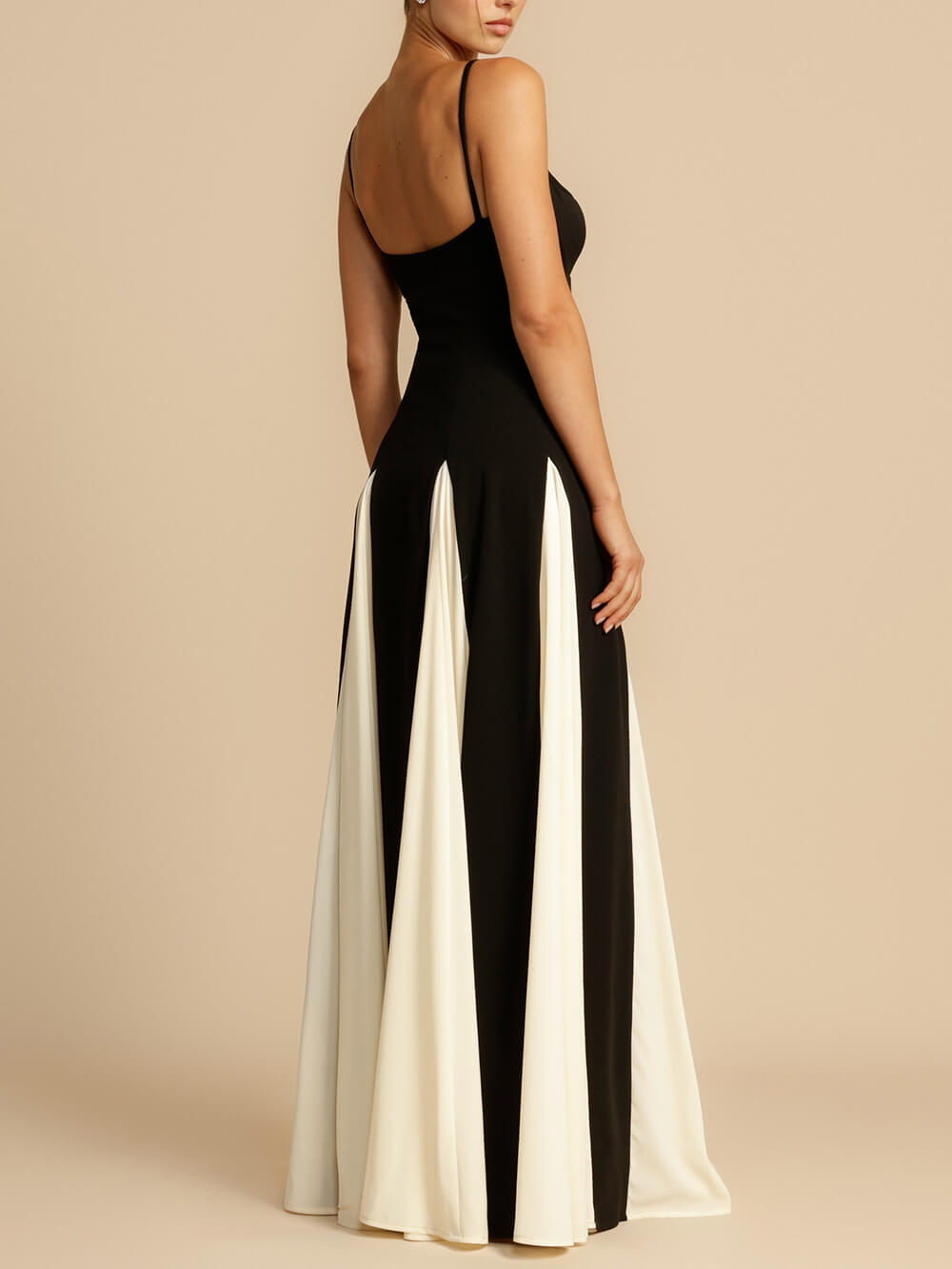 Elegante Maxi Jurk met Uitlopende Rok