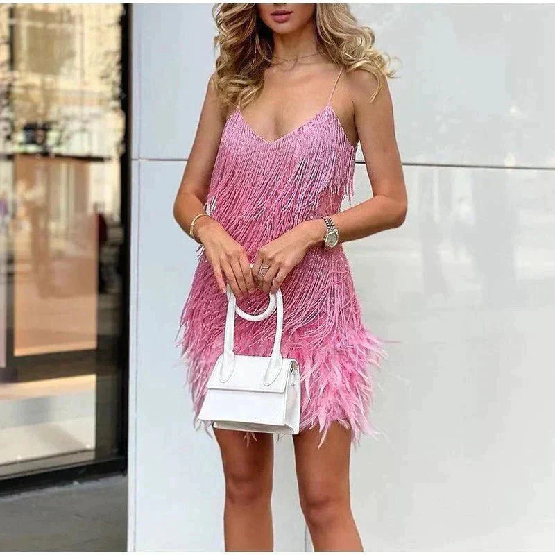 Dames mini-jurk met veren, glamoureus en speels