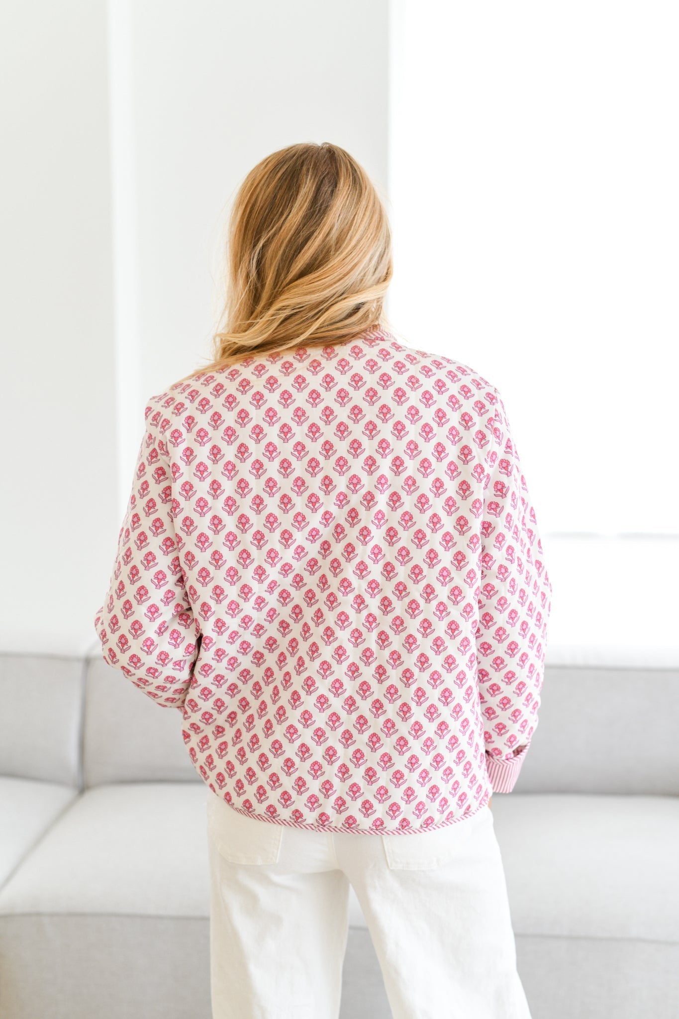 Gewatteerd jasje met rozenprint en knoopsluiting