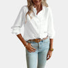 Gestreepte damesblouse met ruches en elegante knoopsluiting