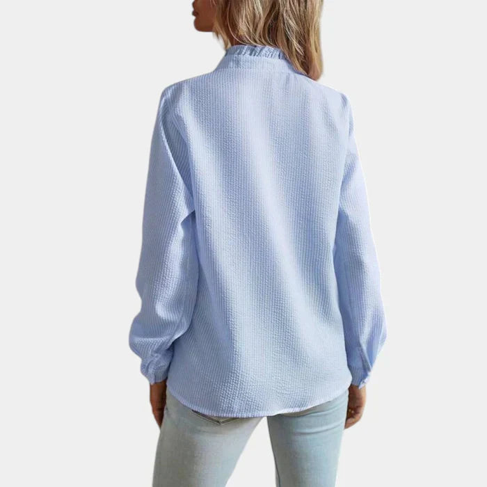 Gestreepte damesblouse met ruches en elegante knoopsluiting