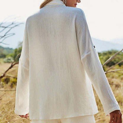 Luchtige set met blouse en korte broek met knopen