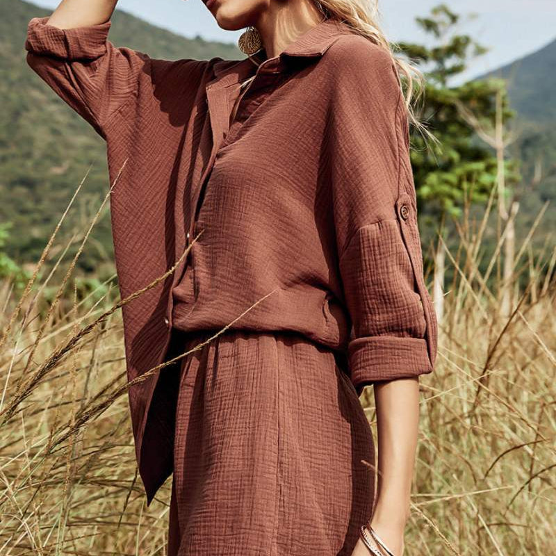 Luchtige set met blouse en korte broek met knopen