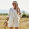 Luchtige set met blouse en korte broek met knopen