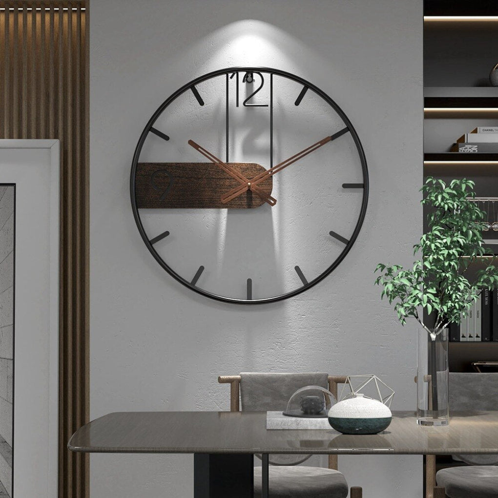 Moderne wandklok in staal en walnoot
