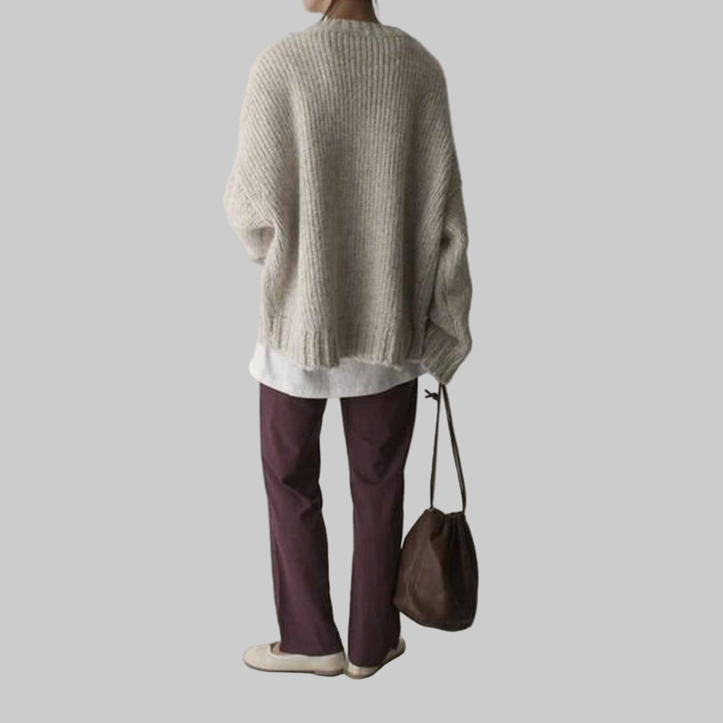Oversized ivoorkleurige trui met zak aan de voorkant – een relaxte laag voor elke dag