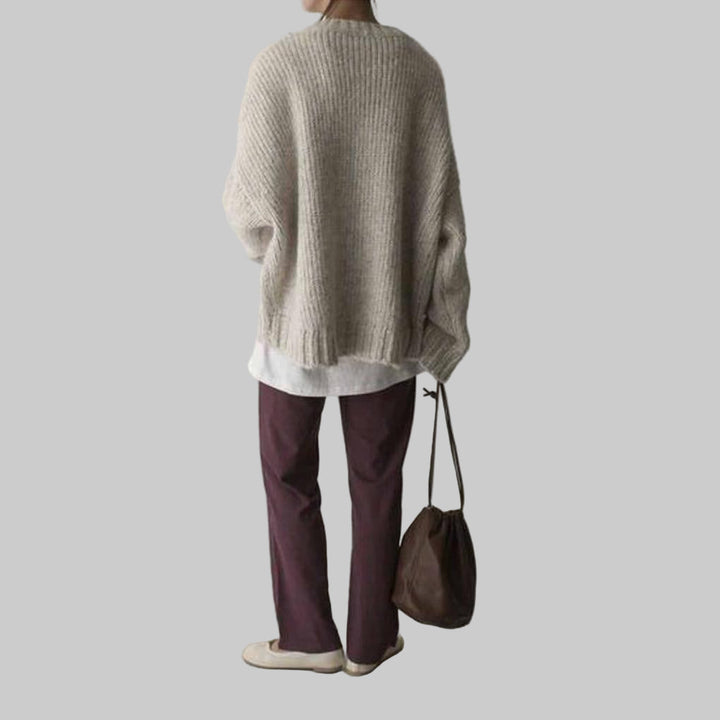 Oversized ivoorkleurige trui met zak aan de voorkant – een relaxte laag voor elke dag