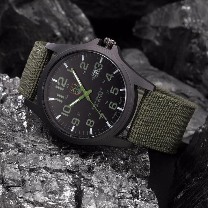 Robuust horloge in militaire stijl met verlichte wijzerplaat