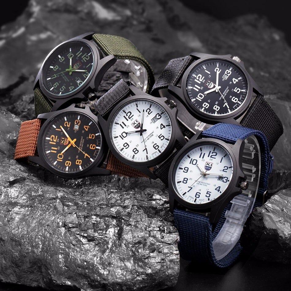 Robuust horloge in militaire stijl met verlichte wijzerplaat