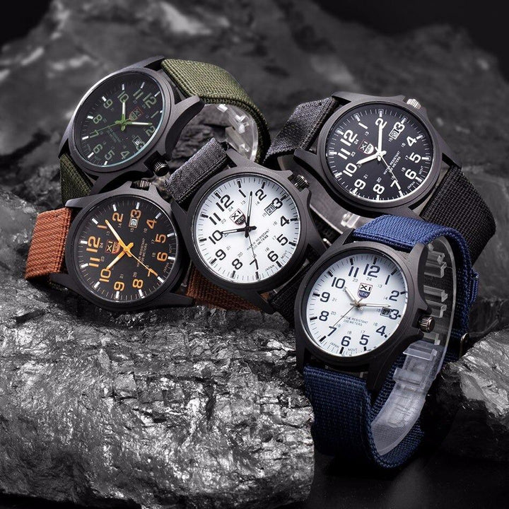 Robuust horloge in militaire stijl met verlichte wijzerplaat