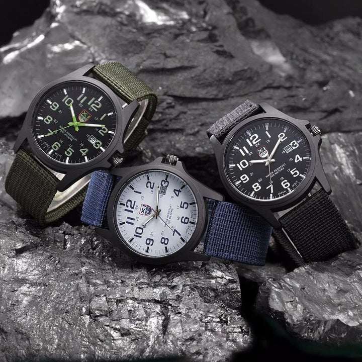 Robuust horloge in militaire stijl met verlichte wijzerplaat